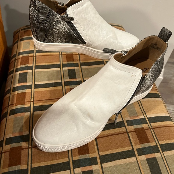 Susine white leather and leopard print size 9 walking shoe. - Picture 4 of 7